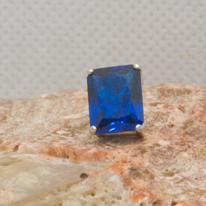 Rectangle sapphire tie tack in silver.