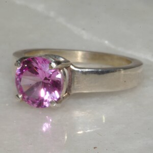 Bonito anillo de zafiro rosa.