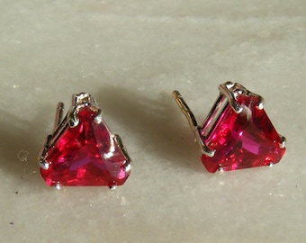 brincos triangulares de rubi