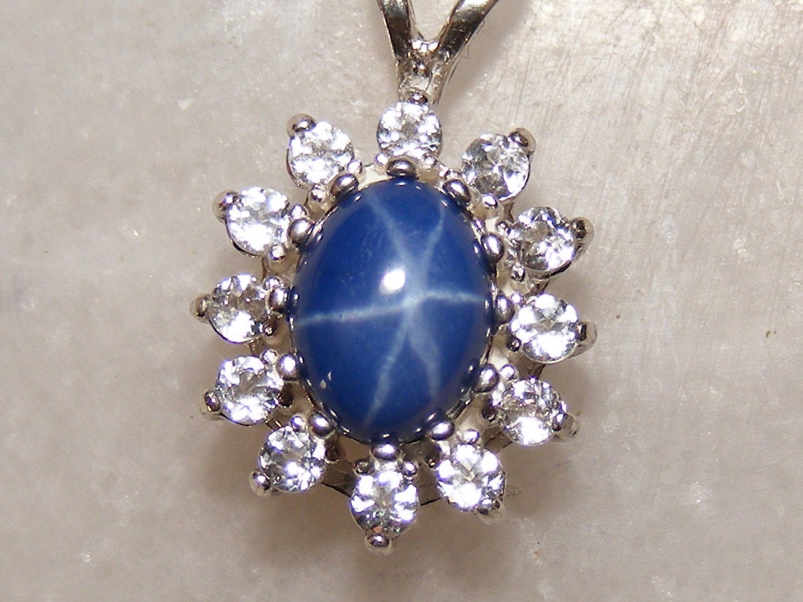 Pendentif rehaussé de saphirs étoilés France