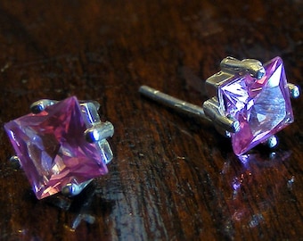 Pendientes de zafiro rosa de talla princesa.