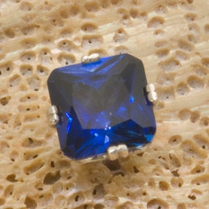 Blue octo cut sapphire tie tack in silver.
