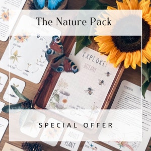 以下が含まれることがあります： 「The Nature Pack」と「Explore: Botany」の文字が書かれた、ひまわりとハチのイラストが描かれた白いカードが入った、自然をテーマにした教育パックです。このパックには、ひまわりのライフサイクル、蝶、開花植物のイラストが描かれたカードが含まれています。「Special Offer」の文字が書かれた白い長方形があります。