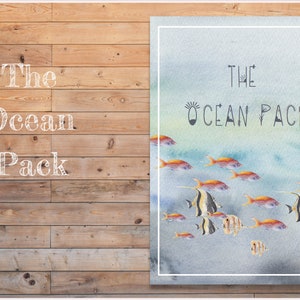 以下が含まれることがあります： 海で泳ぐ魚の群れの水彩画。画像の上部に「THE OCEAN PACK」という文字がスタイリッシュなフォントで書かれています。