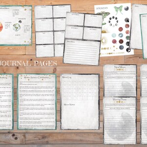 Pu&ograve; includere: Pagine di diario lunare stampabili con uno schema di colori verde acqua e oro. Le pagine includono sezioni per tracciare le fasi lunari, note lunari e un registro lunare. Ci sono anche pagine per celebrare i solstizi estivi e invernali.