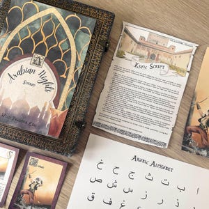 Peut inclure: Un livre décoratif intitulé "Arabian Nights Sinbad" avec une couverture détaillée. Des cartes illustrées et un document intitulé "Kufic Script" ainsi qu'un autre avec l'"Alphabet Arabe" accompagnent le livre.