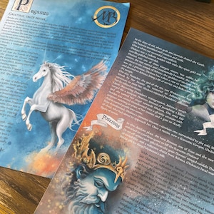 Puede incluir: Dos tarjetas ilustradas con mitología griega. La primera tarjeta representa a Pegaso, un caballo alado, con un fondo azul y blanco. La segunda tarjeta representa a Poseidón, el dios del mar, con un fondo azul y dorado. El texto en las tarjetas describe la mitología de cada figura.