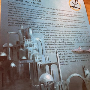 K&ouml;nnte beinhalten: Eine Illustration, die die mythische Stadt Atlantis darstellt, eine verlorene Zivilisation, die f&uuml;r ihre fortschrittliche Technologie und ihren opulenten Lebensstil bekannt ist. Das Bild zeigt eine detaillierte Stadtlandschaft mit hoch aufragenden Bauwerken, &uuml;ppiger Vegetation und einem leuchtend blauen Ozean. Der Text "Greetings, Truth Seeker... Atlantis" ist prominent oben im Bild dargestellt.
