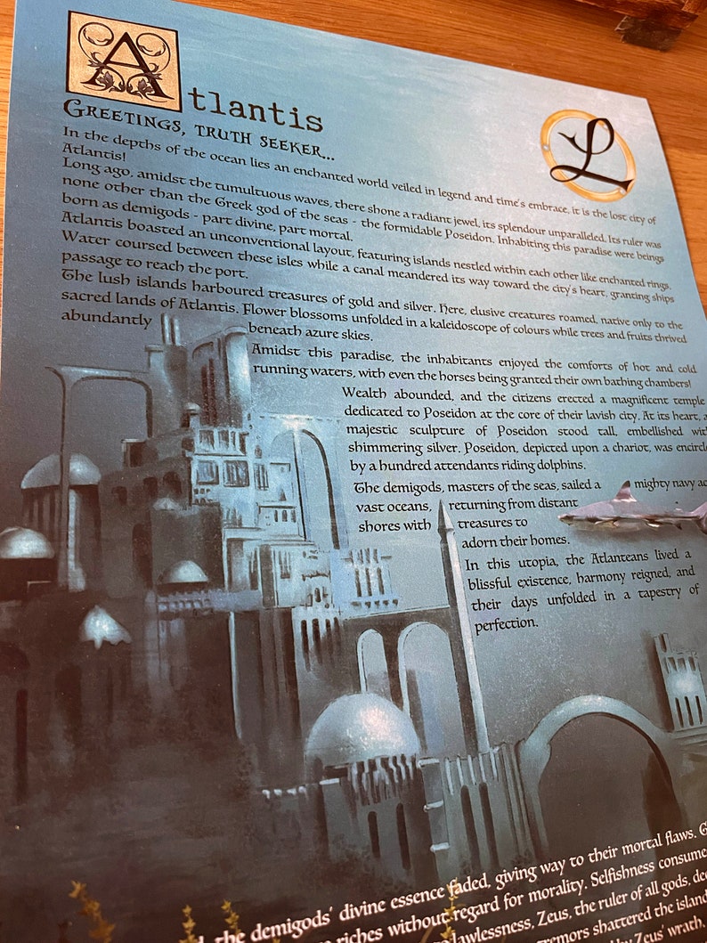 K&ouml;nnte beinhalten: Eine Illustration, die die mythische Stadt Atlantis darstellt, eine verlorene Zivilisation, die f&uuml;r ihre fortschrittliche Technologie und ihren opulenten Lebensstil bekannt ist. Das Bild zeigt eine detaillierte Stadtlandschaft mit hoch aufragenden Bauwerken, &uuml;ppiger Vegetation und einem leuchtend blauen Ozean. Der Text "Greetings, Truth Seeker... Atlantis" ist prominent oben im Bild dargestellt.