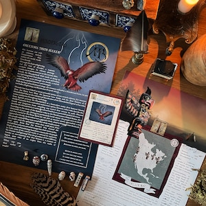 Puede incluir: Un primer plano de un juego de cartas con una criatura mítica llamada el Pájaro del Trueno. La carta tiene un fondo rojo con un borde negro y presenta una ilustración detallada del Pájaro del Trueno en vuelo. La carta también incluye texto sobre los orígenes y poderes del Pájaro del Trueno. La carta está rodeada de otros objetos, incluyendo una caja de madera, una pluma de ave y una vela.