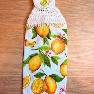 Toalla de cocina colgante hecha a mano con parte superior de crochet - Estampado de limones, cierre de botón, decoración rústica y veraniega