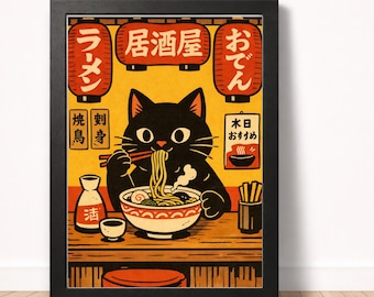 Könnte beinhalten: Gerahmter Kunstdruck mit einer schwarzen Katze, die Ramen isst. Die Katze ist mit großen Augen und Essstäbchen dargestellt. Der Druck enthält japanischen Text und Essensillustrationen, vor einem gelben Hintergrund.
