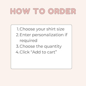 以下が含まれることがあります： ピンク色の文字で「HOW TO ORDER」と書かれたグラフィック。その下に、シャツのサイズを選択、パーソナライズを入力、数量を選択、「Add to cart」をクリックという手順が記載された白いボックスがあります。