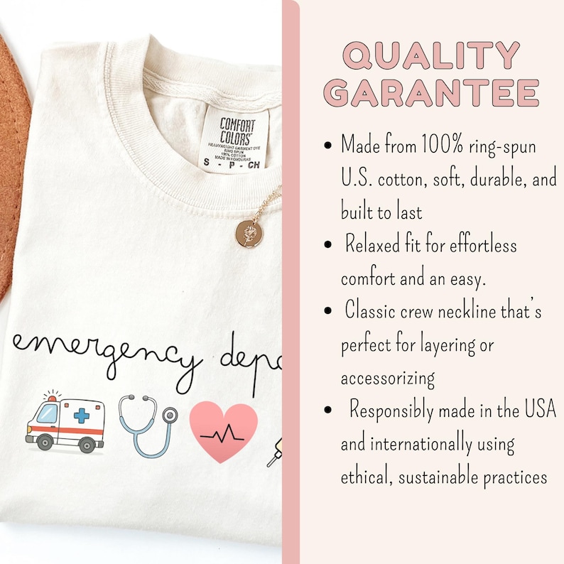 以下が含まれることがあります： クリーム色のTシャツ。筆記体で「emergency department」と書かれています。救急車、聴診器、心臓、鍵のイラストが描かれています。金のネックレスが見えます。このシャツは、100％リングスパン米国綿で作られています。