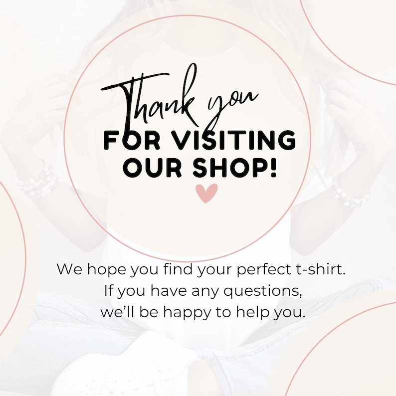 以下が含まれることがあります： 黒い文字で「Thank you FOR VISITING OUR SHOP！」と書かれた円形のグラフィック。小さなピンク色のハートが下にあります。追加のテキストは「完璧なTシャツが見つかることを願っています」と書かれています。