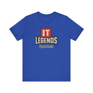 Könnte beinhalten: Königsblaues T-Shirt mit dem Aufdruck "IT LEGENDS SysAdmin". Das Design zeigt ein rotes Quadrat mit weißen "IT"-Buchstaben, das Wort "LEGENDS" in einem Banner und "SysAdmin" darunter.