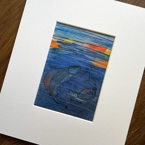 Peut inclure: Une peinture à l'aquarelle de deux poissons nageant dans une eau bleue et orange. Les poissons sont stylisés et ont un motif bleu foncé et blanc. L'arrière-plan est une aquarelle bleue et orange.