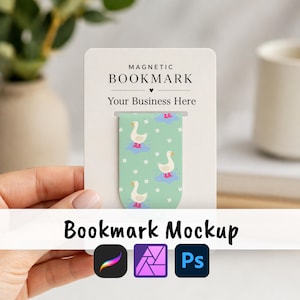 Può includere: Un mockup di segnalibro magnetico su un cartoncino bianco con il testo MAGNETIC BOOKMARK e Your Business Here. Il segnalibro ha uno sfondo verde chiaro con un motivo ripetuto di fiori bianchi e oche bianche che indossano stivali rosa.
