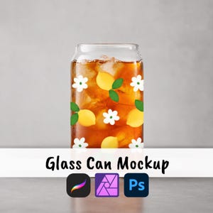 Op de afbeelding: Een heldere glazen beker gevuld met ijsthee en ijsblokjes. Het glas is versierd met gele citroenen, witte bloemen en groene bladeren. De tekst "Glass Can Mockup" wordt onderaan weergegeven, samen met drie app-pictogrammen.