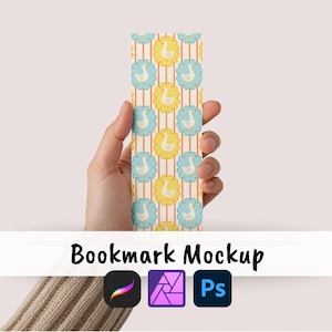 Può includere: Un segnalibro rettangolare con un motivo ripetuto di anatre bianche all'interno di forme floreali gialle e blu, su uno sfondo di strisce verticali arancioni. Il testo "Bookmark Mockup" è visualizzato sotto.