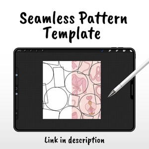 Op de afbeelding: Een zwarte tablet toont een naadloze patroonsjabloon met een roze en wit ontwerp. De tekst "Seamless Pattern Template" staat bovenaan en "Link in description" onderaan. Een witte stylus ligt op de tablet.