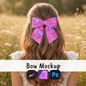 Könnte beinhalten: Eine große, rosa Haarschleife mit einem sich wiederholenden Muster aus Lippenstiften, Herzen und Sternen ist am Hinterkopf einer Person befestigt. Die Schleife steht im Mittelpunkt, wobei das Haar der Person sie umrahmt. Der Text "Bow Mockup" steht darunter.