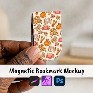 Può includere: Un segnalibro magnetico con un motivo ripetuto di zucche arancioni, maglioni in maglia beige, libri aperti, occhiali marroni, tazze da caffè rosa e bastoncini di cannella su sfondo color crema, progettato per segnare le pagine dei libri.