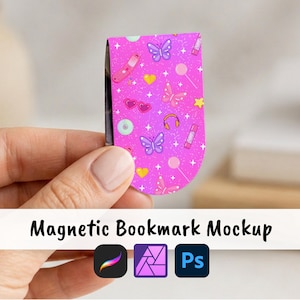 Può includere: Un segnalibro magnetico con uno sfondo rosa vivace e un motivo ripetuto di farfalle viola e rosa, cuori gialli, lecca-lecca rosa, occhiali da sole a forma di cuore, cuffie, un telefono a conchiglia e piccole stelle bianche.