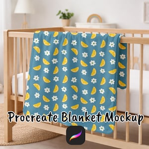 Puede incluir: Una manta azul con un estampado de rodajas de limón amarillas y flores blancas está sobre una cuna de madera. La manta es una maqueta, con las palabras "Procreate Blanket Mockup" y un logotipo de la aplicación Procreate.