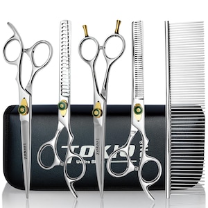 Puede incluir: Un juego de tijeras de aseo profesionales y un peine. El juego incluye cuatro tijeras plateadas con detalles dorados y un peine, todo guardado en un estuche negro. Las tijeras tienen varios estilos de cuchillas para diferentes necesidades de aseo.