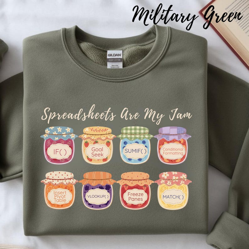 K&ouml;nnte beinhalten: Milit&auml;rgr&uuml;nes Sweatshirt mit dem Aufdruck "Spreadsheets Are My Jam" und Illustrationen von Marmeladengl&auml;sern, die Tabellenkalkulationsfunktionen wie IF() und SUMIF() darstellen. Ein bequemes, l&auml;ssiges Kleidungsst&uuml;ck.