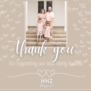 K&ouml;nnte beinhalten: Familienportr&auml;t vor beigem Hintergrund mit wei&szlig;en Herz-Doodles. Der Text lautet "Danke, dass Sie unser kleines Familienunternehmen unterst&uuml;tzen". Die vierk&ouml;pfige Familie steht auf Stufen vor einer wei&szlig;en T&uuml;r.