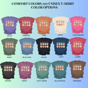 K&ouml;nnte beinhalten: Eine Auswahl an Comfort Colors 1717 Unisex-T-Shirts in verschiedenen Farben, darunter Violett, Karmesinrot und Yam. Jedes Shirt zeigt ein grafisches Design und den Text "Spreadsheets are My Jam".