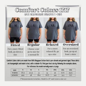 K&ouml;nnte beinhalten: Bild von Comfort Colors 1717 Heavyweight Ringspun T-Shirts f&uuml;r Erwachsene. Das Bild zeigt vier Models, die verschiedene Gr&ouml;&szlig;en des Shirts tragen. Der Text enth&auml;lt Gr&ouml;&szlig;eninformationen.