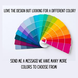 K&ouml;nnte beinhalten: Ein Farbf&auml;cher mit einer Vielzahl von Farben, von Blau und Gr&uuml;n bis hin zu Gelb, Orange und Pink. Der Text lautet: "LOVE THE DESIGN BUT LOOKING FOR A DIFFERENT COLOR? SEND ME A MESSAGE! WE HAVE MANY MORE COLORS TO CHOOSE FROM!"