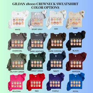K&ouml;nnte beinhalten: Eine Auswahl an Gildan 18000 Crewneck-Sweatshirts in verschiedenen Farben, darunter Wei&szlig;, Sportgrau, Asch, Sand, Anthrazit, Dunkelgrau, Dunkelbraun, Schwarz, Milit&auml;rgr&uuml;n, Waldgr&uuml;n, Marine, Bordeaux, Heliconia, Rot, Lila und Royal. Jedes Sweatshirt zeigt den Text "Spreadsheets Are My Jam."