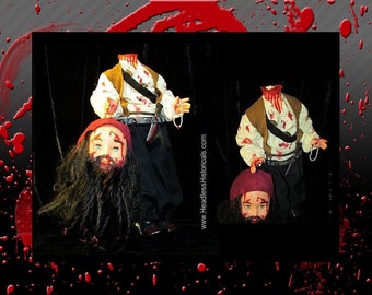 Pirata Barbanegra Edward Teach - Muerto en combate. Espantosa y sangrienta efigie de 53 cm de Headless Historicals. Muñeco de terror. Muñeco sangriento.