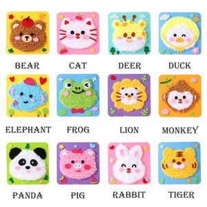 Può includere: Una collezione di dodici quadrati artigianali colorati e strutturati a tema animale. Ogni quadrato presenta un animale diverso, tra cui un orso, un gatto, un cervo, un'anatra, un elefante, una rana, un leone, una scimmia, un panda, un maiale, un coniglio e una tigre, con il nome dell'animale stampato sotto.