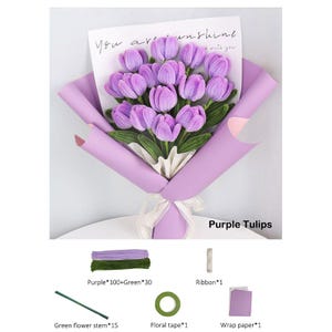 Può includere: Un bouquet di tulipani viola avvolto in carta lavanda, legato con un nastro bianco. Il bouquet include foglie e steli verdi. Il testo sulla carta dice "You are sunshine with you." Articoli aggiuntivi: nastro floreale, carta da regalo e steli verdi.