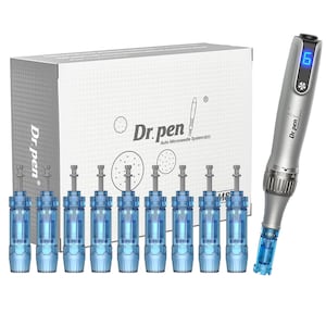 Peut inclure: Un appareil de microneedling automatique Dr. pen M8 argenté avec un écran numérique affichant le chiffre 6, accompagné de neuf cartouches d'aiguilles en plastique bleu et d'une boîte blanche avec le logo et le texte Dr. pen.