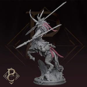 Op de afbeelding: Gedetailleerd 3D-model van een centaur-krijger, poseert met een speer en twee zwaarden. De figuur heeft een hertachtig hoofddeksel en vloeiende rode accenten. Het model is grijs, tegen een donkere achtergrond met een logo.