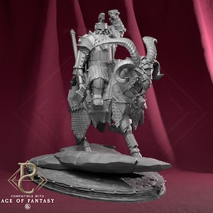 Puede incluir: Miniatura gris detallada de un guerrero montado en una bestia con cuernos, ambos vestidos con armadura. El guerrero sostiene un arma y la bestia tiene cuernos grandes y curvos. La base es un terreno rocoso. El texto "COMPATIBLE WITH AGE OF FANTASY" es visible.