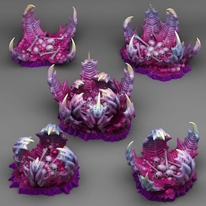 Puede incluir: Cinco esculturas en miniatura de temática fantástica. Cada escultura presenta un diseño orgánico grotesco con una combinación de colores rosa y morado. Las esculturas incluyen detalles de huesos y calaveras, con protuberancias afiladas en forma de garra.