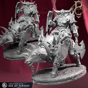 Könnte beinhalten: Zwei graue Miniaturfiguren gepanzerter Krieger, die auf gehörnten Bestien reiten. Jeder Krieger hält einen Schild und eine Axt. Die Figuren stehen auf einer kreisförmigen Basis. Der Text "COMPATIBLE WITH ACE OF FANTASY" steht unten.