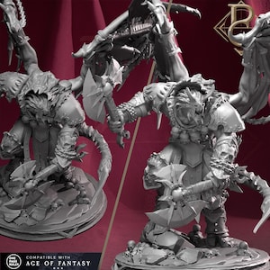 以下が含まれることがあります： ファンタジーの戦士の精巧な灰色のミニチュアフィギュア。斧を振り回し、鎧を着用しています。フィギュアはダイナミックにポーズされており、鎧と武器には複雑なディテールが施されています。ベースには小さな頭蓋骨が含まれています。下部のテキストは「COMPATIBLE WITH ACE OF FANTASY」と書かれています。