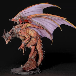 Könnte beinhalten: Detaillierte Figur eines roten und orangen Drachen mit großen lila Flügeln, geritten von einem Ritter in silberner Rüstung und einem roten Umhang. Der Drache posiert auf einem felsigen Sockel, mit dunklem Hintergrund.