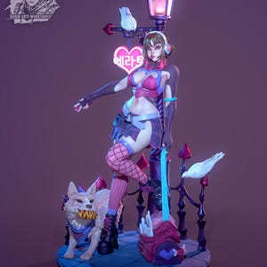 Op de afbeelding: Een 3D-geprint beeldje van een personage bij een lantaarnpaal met een roze hartvormig bord met Koreaanse tekst. Het personage draagt een roze top, een donkere rok en visnetkousen, vergezeld door een witte hond met een halsband met stekels.