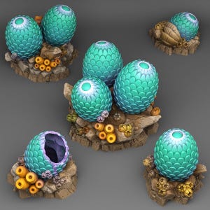 Peut inclure: Plusieurs œufs décoratifs sur le thème de la fantaisie, de couleur turquoise et sarcelle, avec une surface texturée en écailles. Les œufs sont posés sur des socles rocheux avec des détails coralliens de différentes couleurs. Un œuf est ouvert, révélant un intérieur violet.