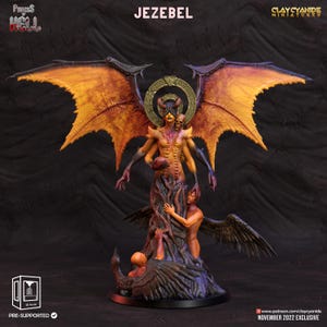 Può includere: Una miniatura di Jezebel raffigurante una figura centrale alata con quattro braccia, corna e un'aureola dorata, in piedi sopra due figure più piccole. La scultura presenta ali arancioni e nere, una base scura e il testo Princes of Hell.