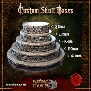 Puede incluir: Una pila de bases de calaveras grises personalizadas con diferentes diámetros, desde menos de 25 mm hasta 60 mm. Cada base está adornada con detalles de calaveras. El texto "Custom Skull Bases" está en la parte superior.
